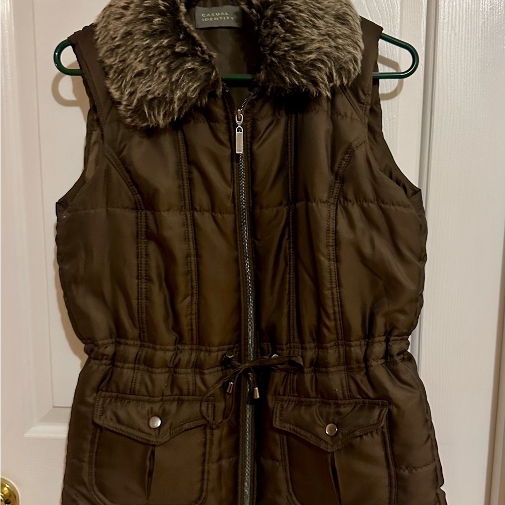 Elegant Brown Puffer Vest with Faux Fur Collar